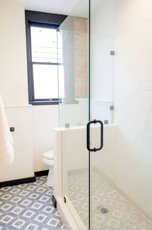 Sèche-cheveux, serviettes fournies