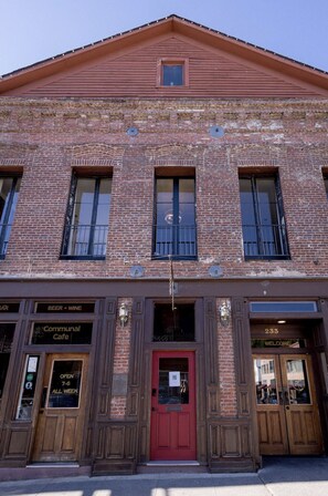 Exterior - Speakeasy Queen Room (Rm 7) (Nevada City)