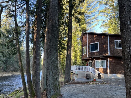  Family Friendly Riverfront Retreat close to PDX with Hot Tub