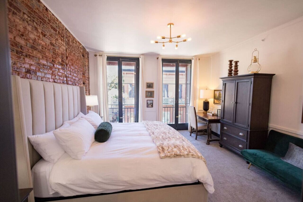 1 habitación, tabla de planchar con plancha y cuna de viaje 