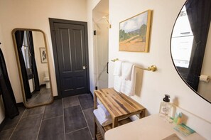 Secador de pelo y toallas