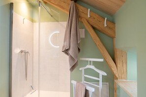 Dusche, Haartrockner, Handtücher