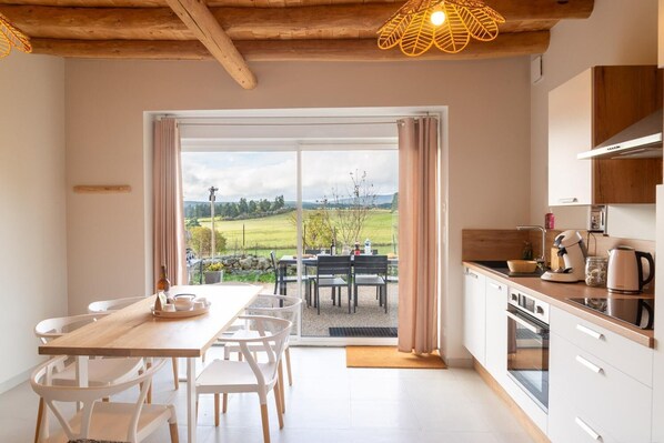 Fridge, microwave, oven, dishwasher - Gîte de la Grangette 5/6 Personnes (GRANDRIEU)