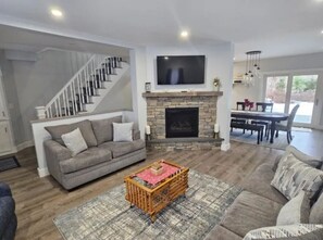 Smart TV, fireplace