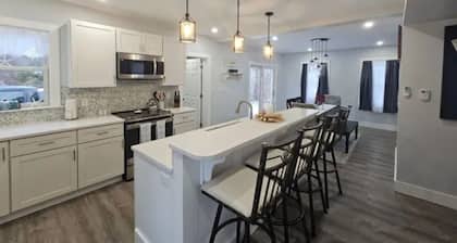 Historic Seaward Cottage Located Mins of Dock Square