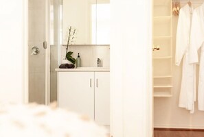 Douche, sèche-cheveux, serviettes fournies, savon