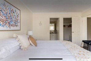 3 habitaciones, escritorio y tabla de planchar con plancha 
