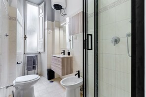تجهيزات دش، مجففات شعر، مراحيض شطف، مناشف