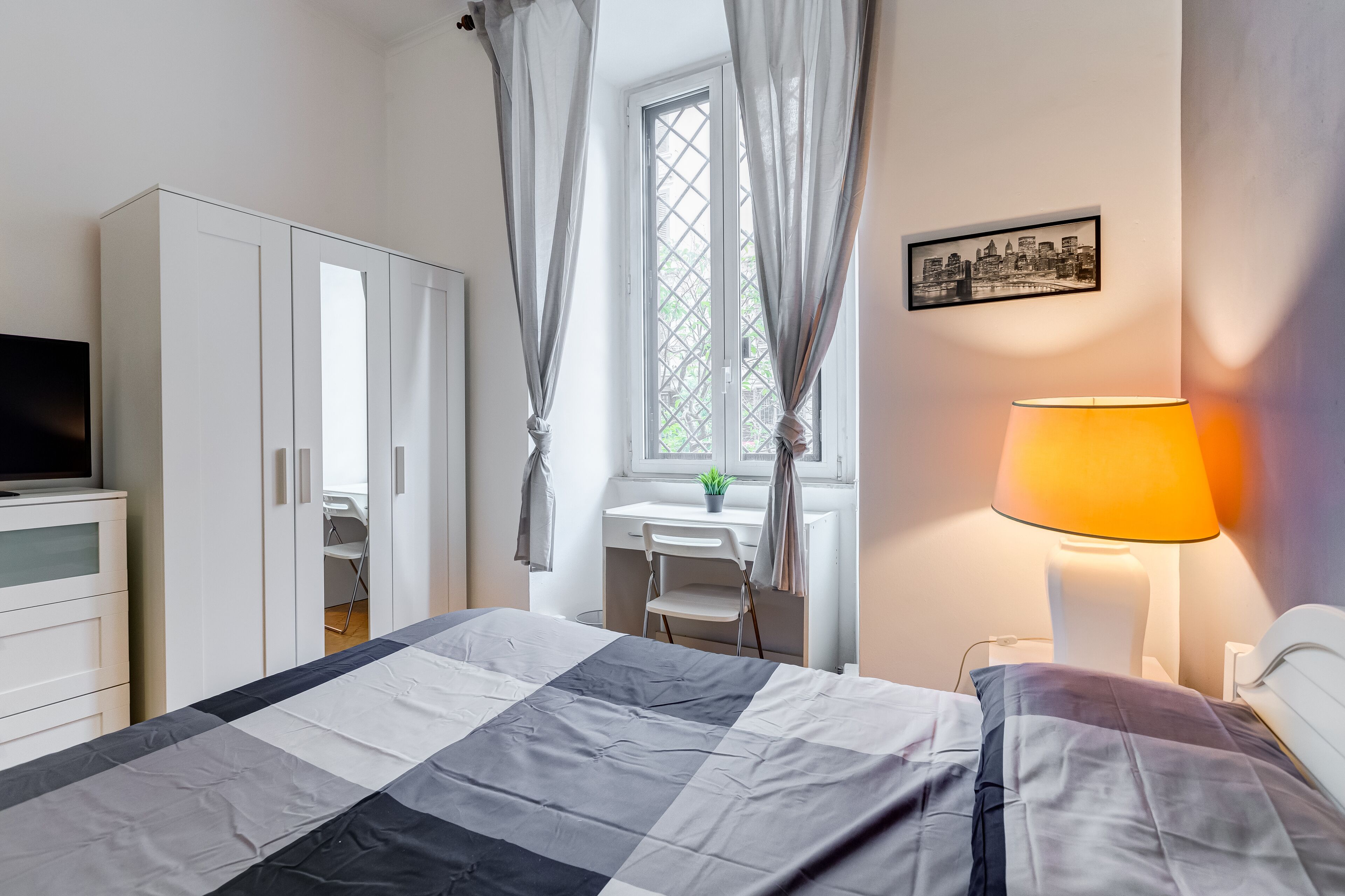 3 habitaciones, escritorio, tabla de planchar con plancha y wifi 