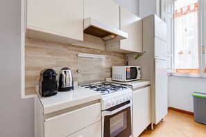 冷蔵庫、電子レンジ、オーブン、コンロ