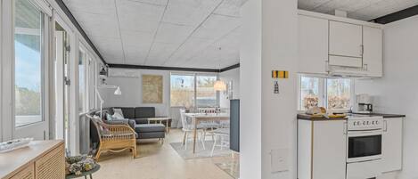 Een koelkast, een kookplaat, een vaatwasser