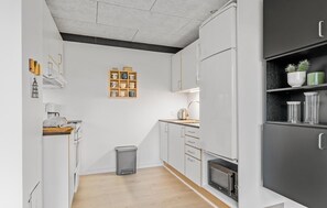 冷蔵庫、コンロ、食器洗い機、コーヒー / ティーメーカー