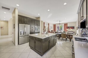 Refrigerador, toallas de papel y comedor