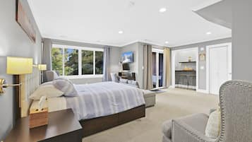 4 bedrooms, desk, iron/ironing board, travel crib