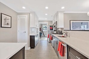 Fridge, microwave, oven, stovetop - SkyLift Lodge | Modern Ski Mountain Luxury Lodge (Vernon)