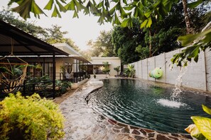 Una piscina al aire libre
