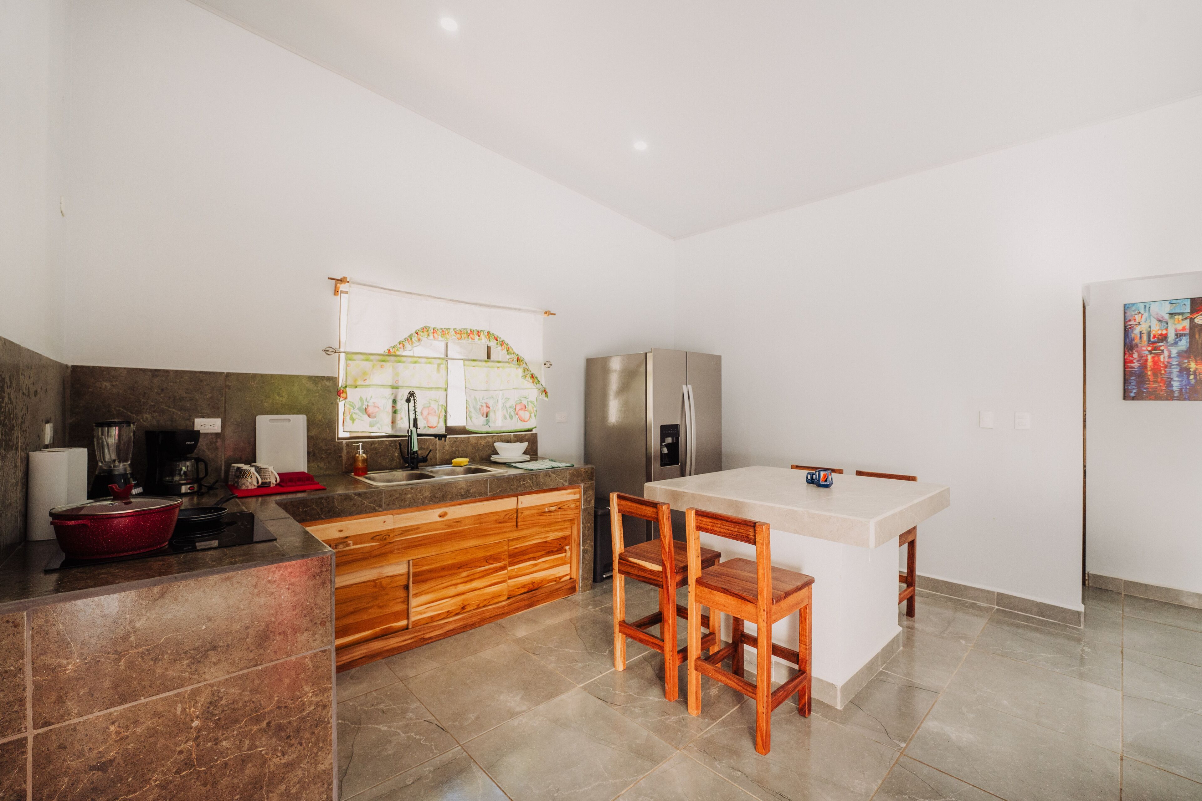 Refrigerador, parrilla de estufa, cafetera y tetera y licuadora 