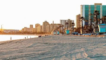 Playa en los alrededores, camastros y toallas de playa