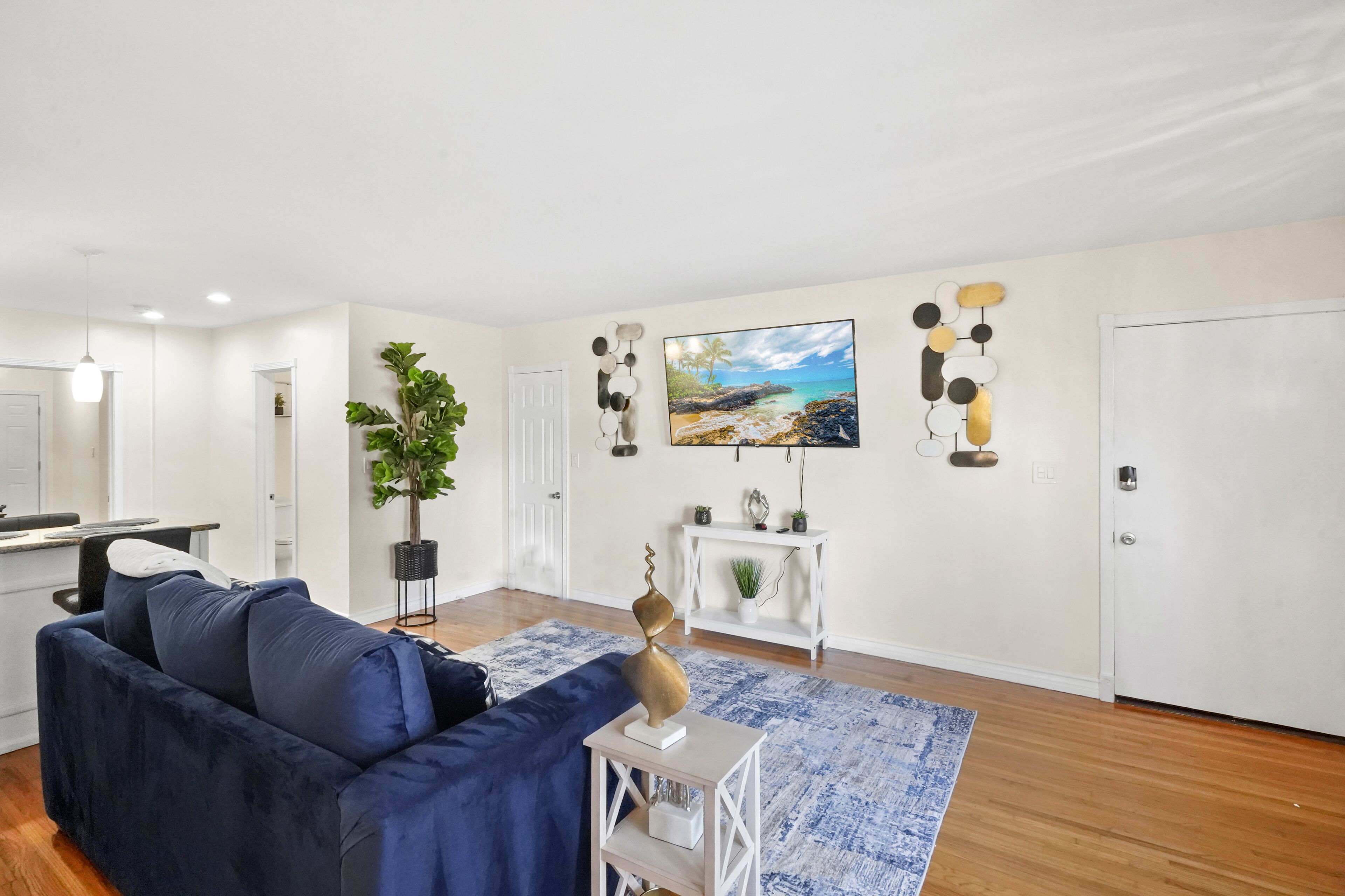 Quincy Oasis, Walk to the Beach, Parking, King Master Bed, Tranquil Neighborhood