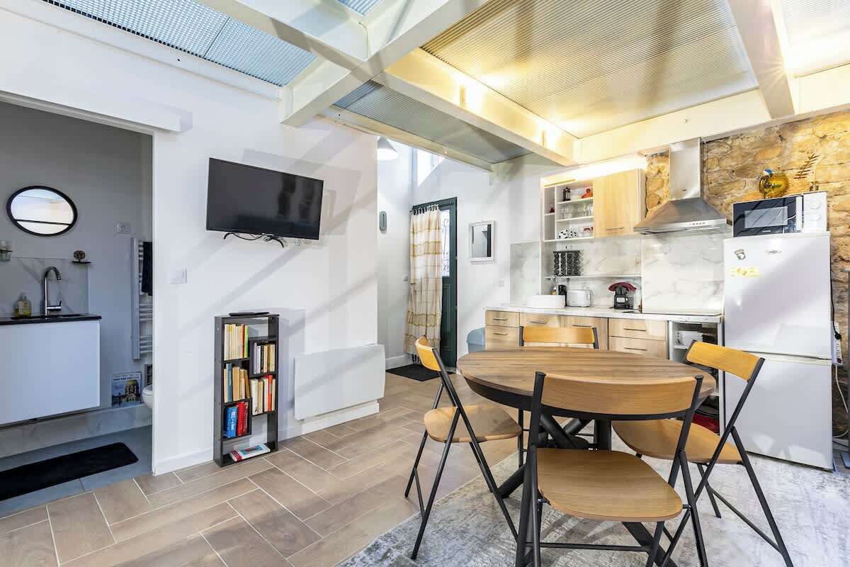 Kühlschrank, Mikrowelle, Wasserkocher mit Kaffee-/Teezubehör, Toaster