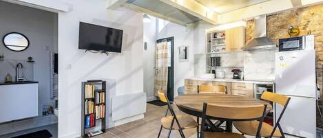 Réfrigérateur, micro-ondes, cafetière/bouilloire, grille-pain