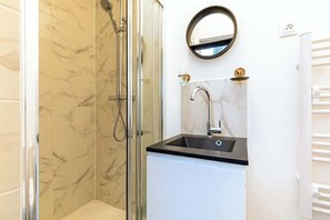 Shower, hair dryer, towels - Loft lumineux au cœur du Marais (Paris)