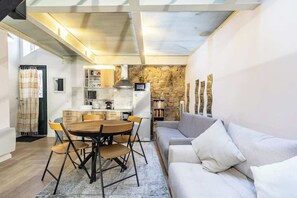 TV, books, offices - Loft lumineux au cœur du Marais (Paris)