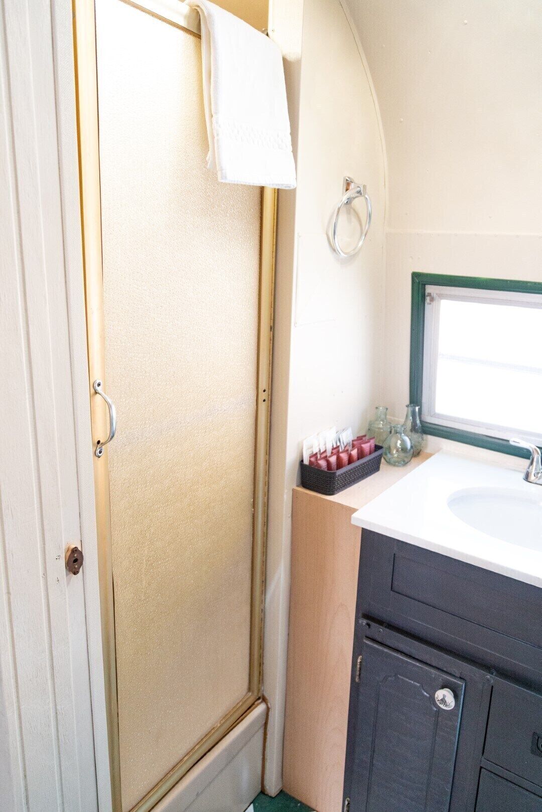 Dusche, Seife, Shampoo, Toilettenpapier