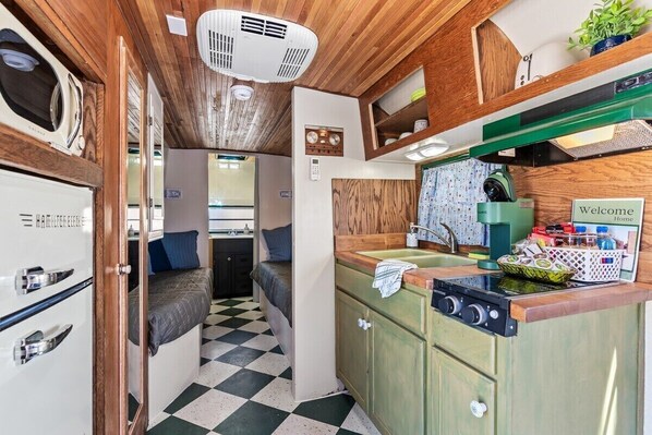 Wasserkocher mit Kaffee-/Teezubehör, Kühlschrank, Mikrowelle, Herdplatte