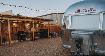 Asunto-Oma kylpyhuone suihkulla-Desert Dream Airstream
