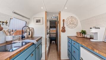 Fridge, stovetop, coffee/tea maker, toaster