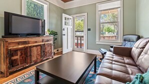 TV, DVD player, books, video library - Copper Queen's Cottage (Tombstone)