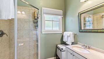 Dusche, Haartrockner, Handtücher