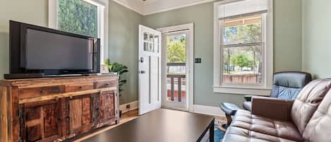 Télévision, lecteur de DVD, livres, vidéothèque