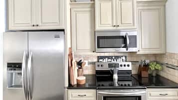 Refrigerador, microondas, horno, placa de cocina