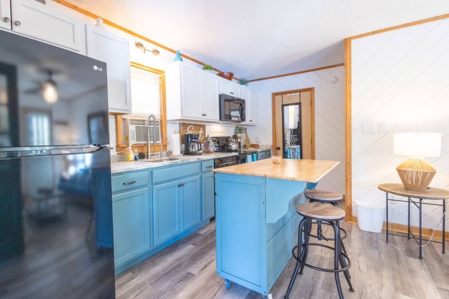 Jääkaappi, mikroaaltouuni, uuni, liesi