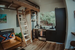 Réfrigérateur, micro-ondes, plaque de cuisson, cafetière/bouilloire