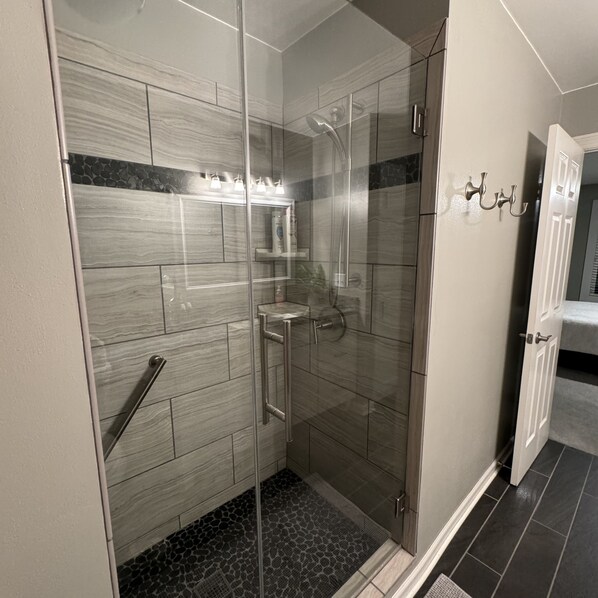 Shower, hair dryer, towels, soap - Beautiful Waukesha Home (Waukesha)
