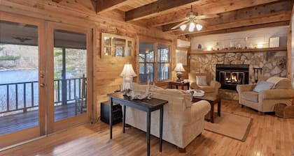 Waterfront Lake Glenville Log Cabin Home. Minutes from hiking and Cashiers, NC
