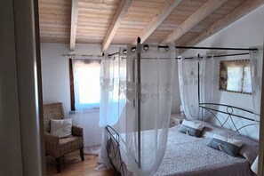 2 slaapkamers, een strijkplank/strijkijzer, beddengoed