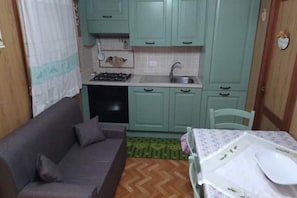 Fridge, microwave, oven, stovetop - 2 Bedroom Chalet in Pula (Pula)