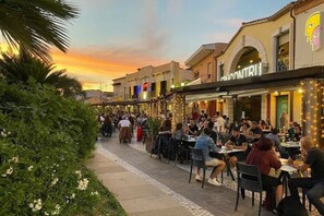 Outdoor dining - 2 Bedroom Chalet in Pula (Pula)