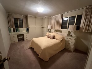 2 bedrooms, desk, WiFi, bed sheets - 1950 time capsule  (Yakima)