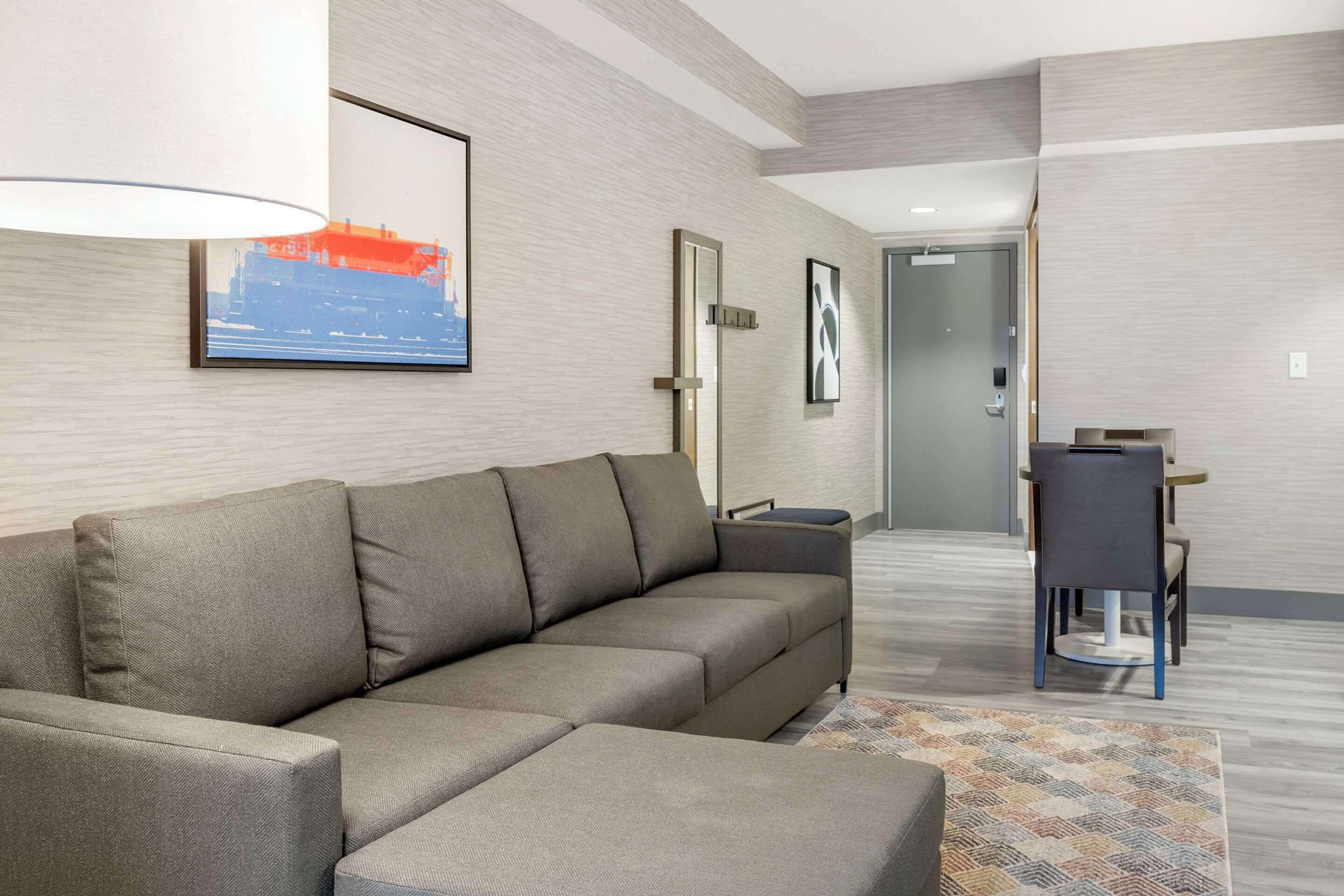 套房, 1 張特大雙人床和 1 張沙發床, 非吸煙房 | 高級寢具、  舒適加層、書桌、筆電工作空間