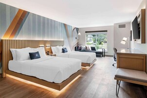 客房内保险箱、办公桌、笔记本电脑工作区、遮光窗帘