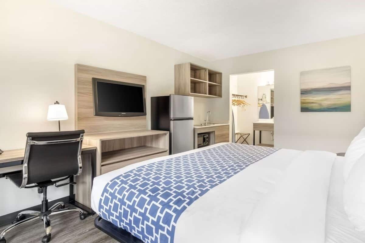 Premium bedding, in-room safe, laptop workspace, iron/ironing board