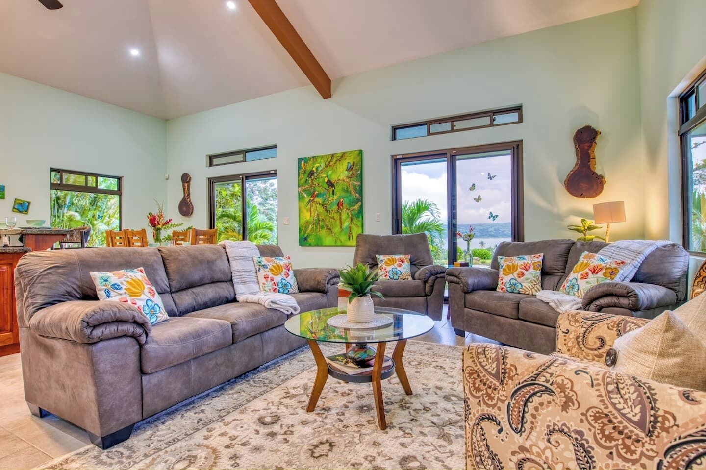 Smart-TV, DVD-Player, Tischtennisplatte, Bücher