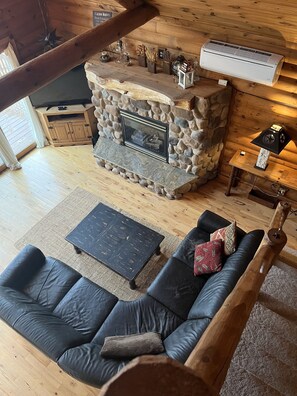 Smart TV, fireplace - Beautiful Riverfront Home on the Mississippi! (Harpers Ferry)