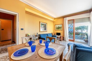 TV - Apartment 'Spiaggia D'oro  Lake View' with Lake View And Wi-Fi (Barbarano)