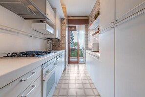 Fridge, microwave, oven, stovetop - Apartment 'Spiaggia D'oro  Lake View' with Lake View And Wi-Fi (Barbarano)